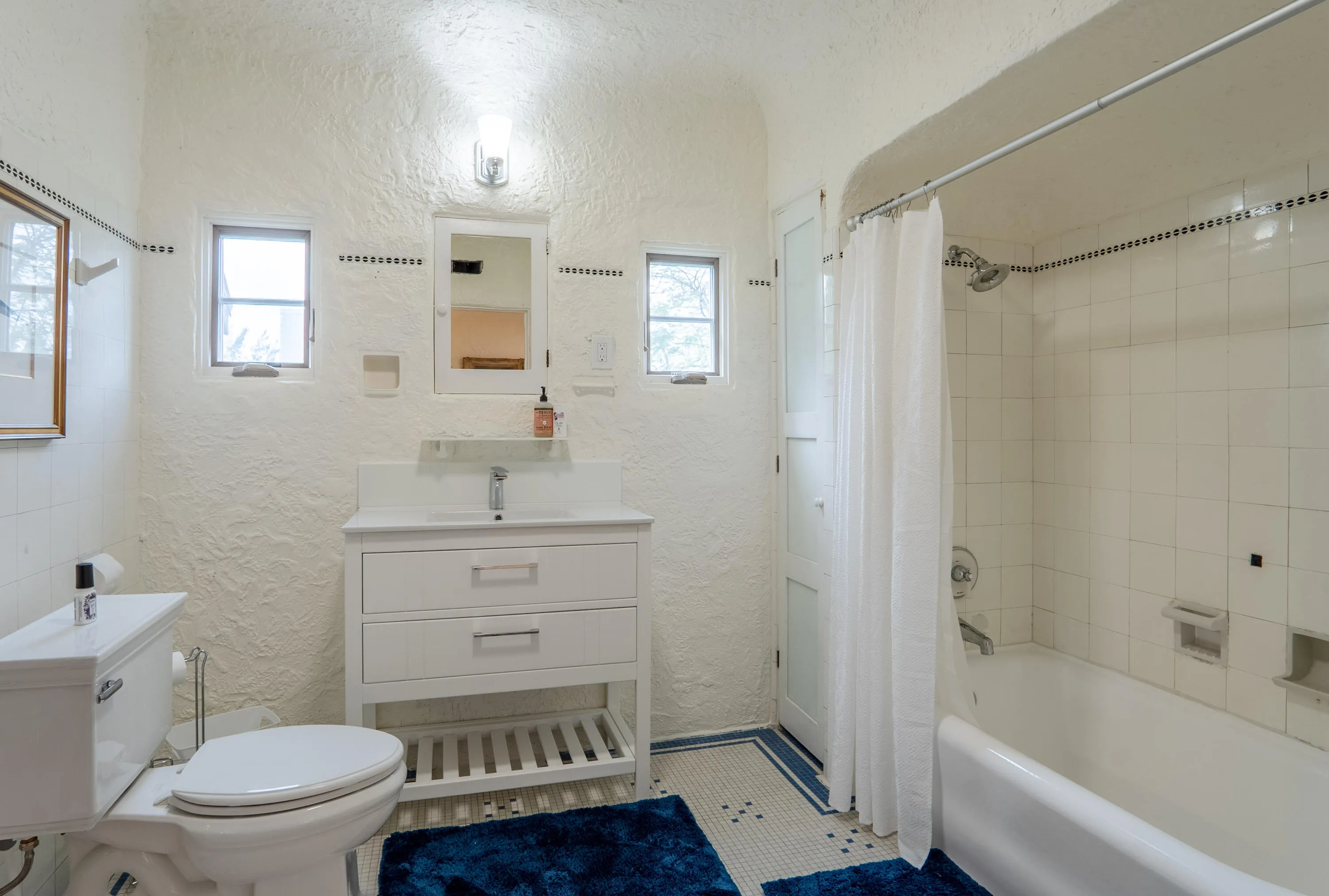 Upper Lever Full Bath