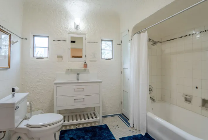 Upper Lever Full Bath