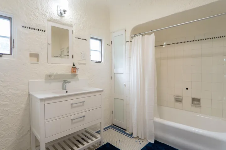 Upper Level Full Bath