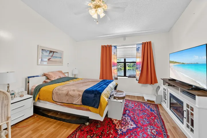 27 Bedroom 01