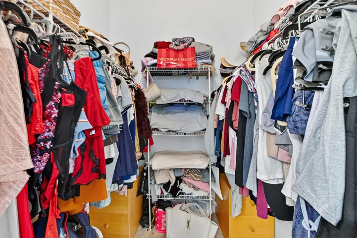 26 Closet 01