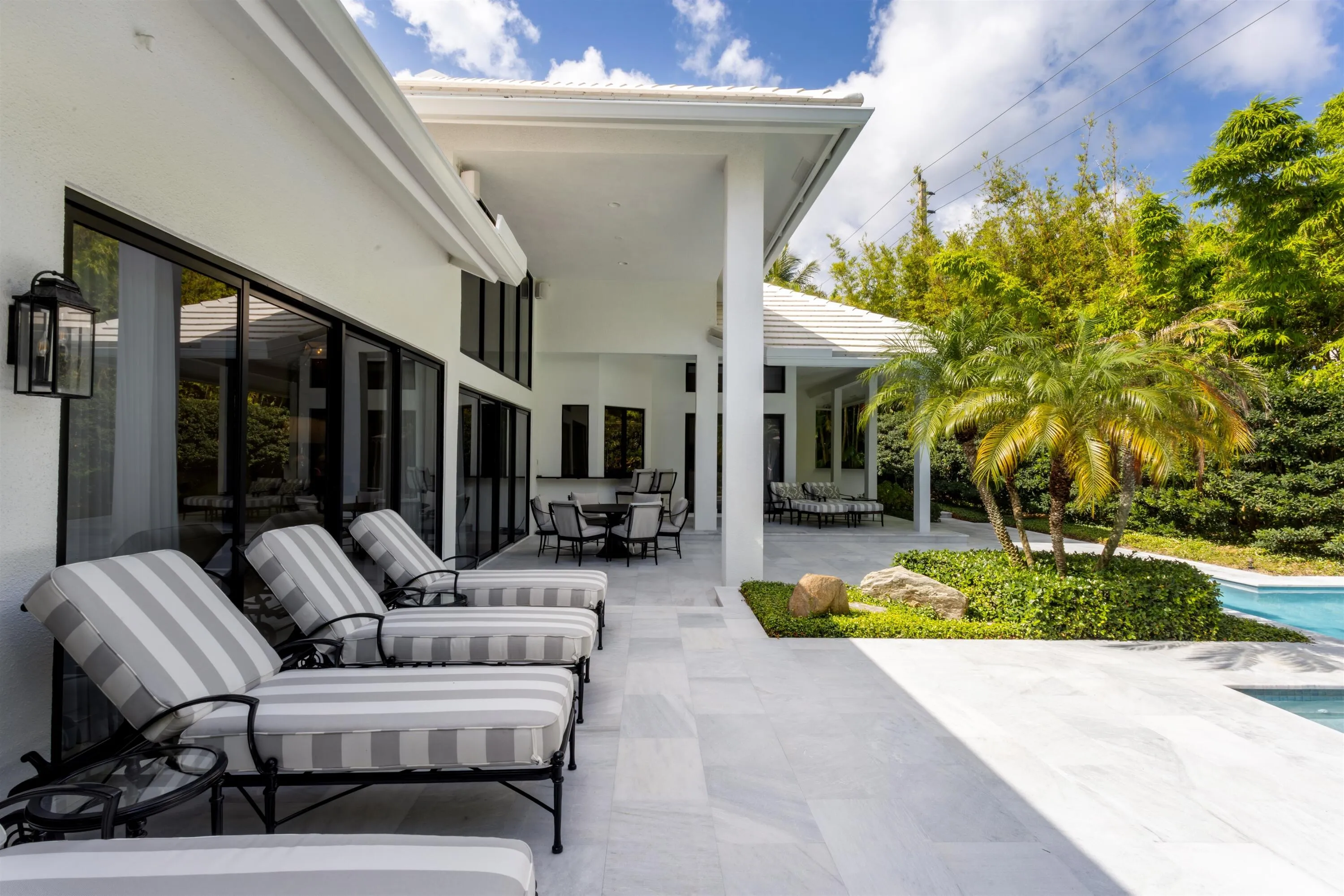 POOLSIDE_SEATING