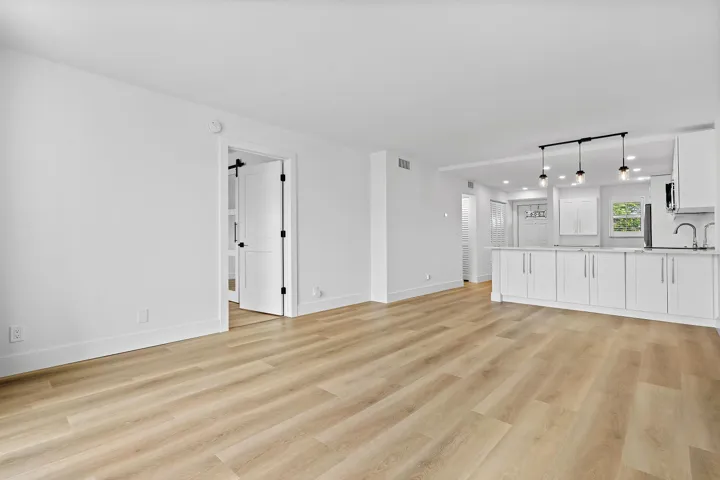 011-750NortheastSpanishRiverBoulevard-Bo