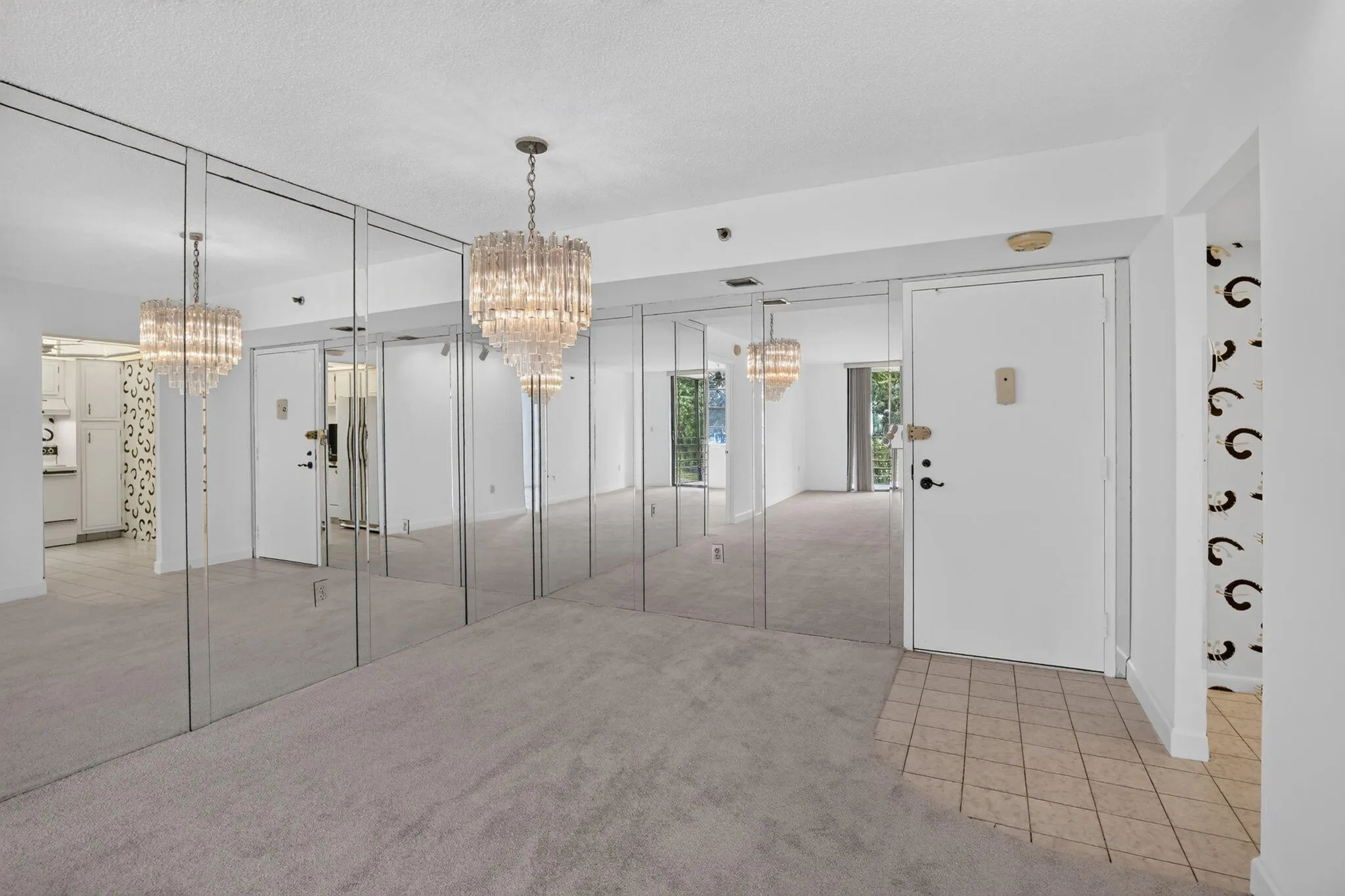 Open layout dining/living room combo is perfect for entertaining!
