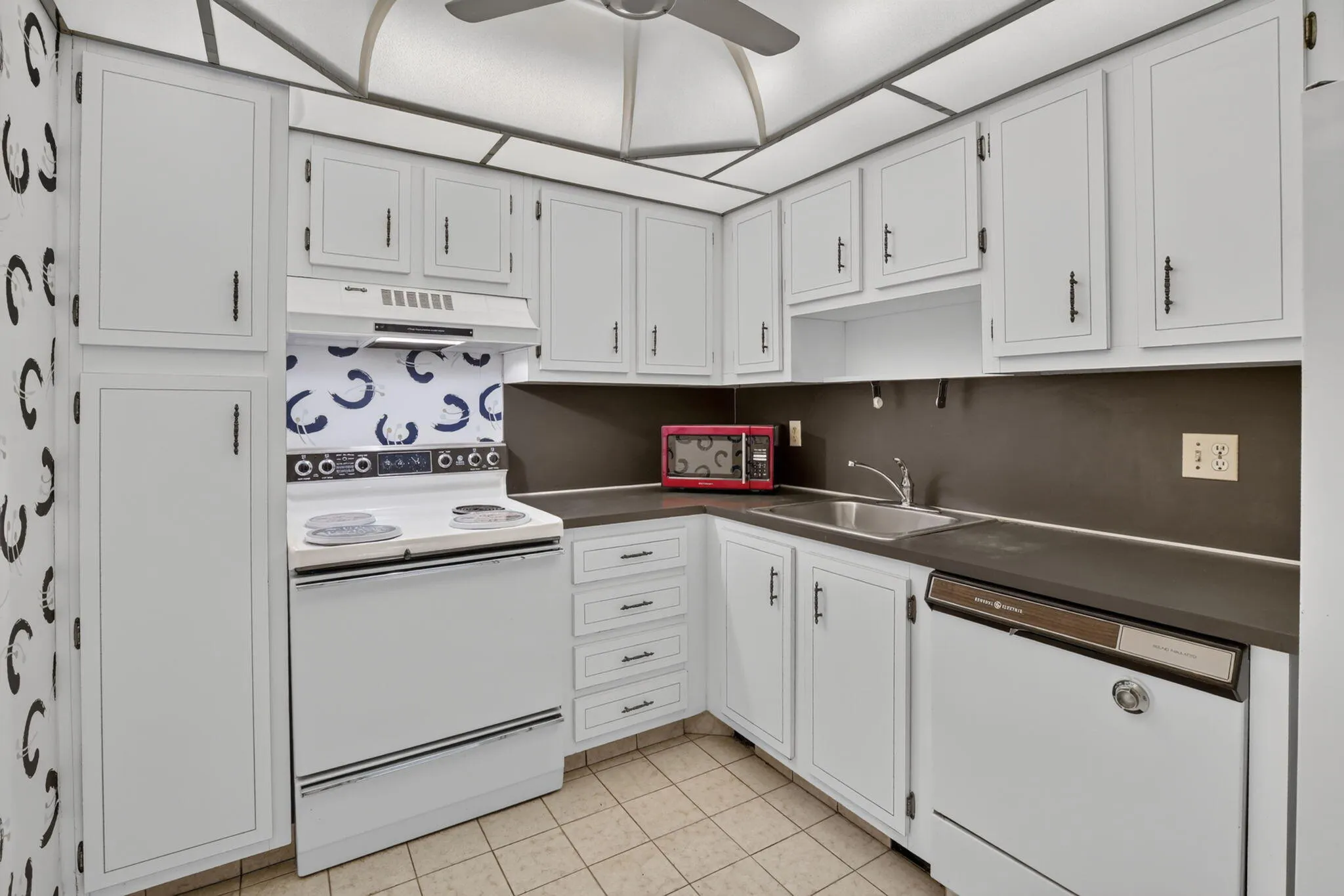 Plenty of cabinetry in this lovely kitchen!