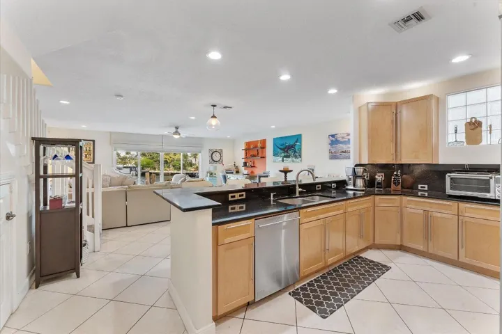 12-1351 SE 3rd Ave_012