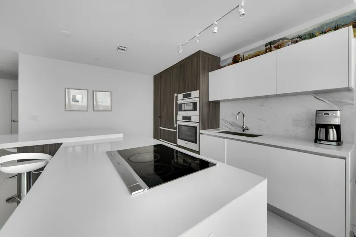 851 NE 1st Ave #2410_1oakstudios_08