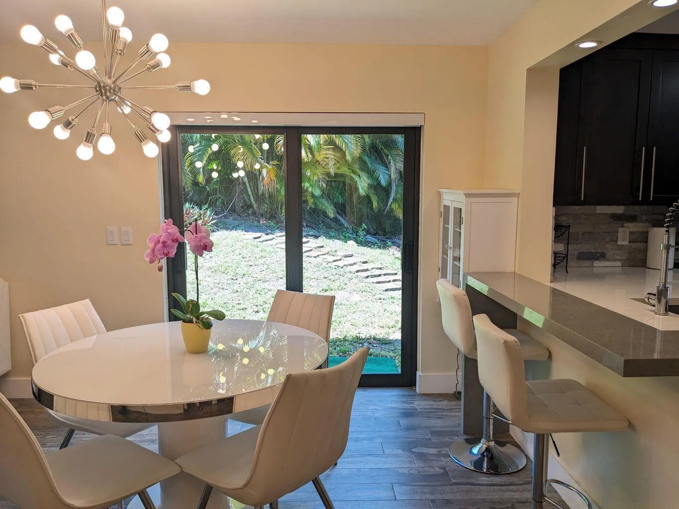 Dining/Breakfast area