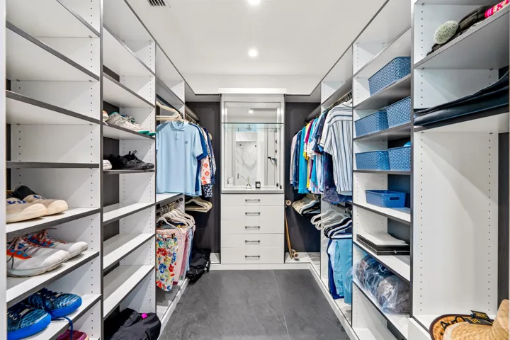 CLOSET