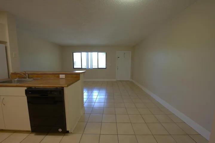 1523 living photo 2