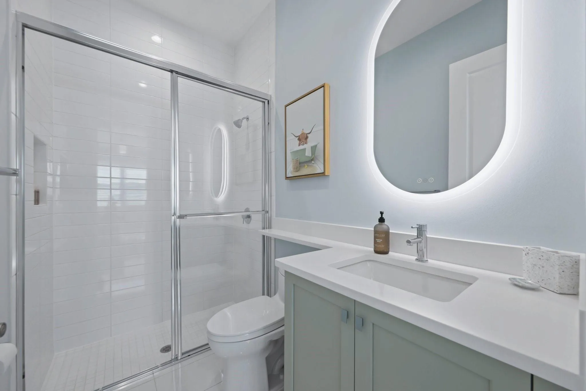 Bath 4 with upgraded electric mirror