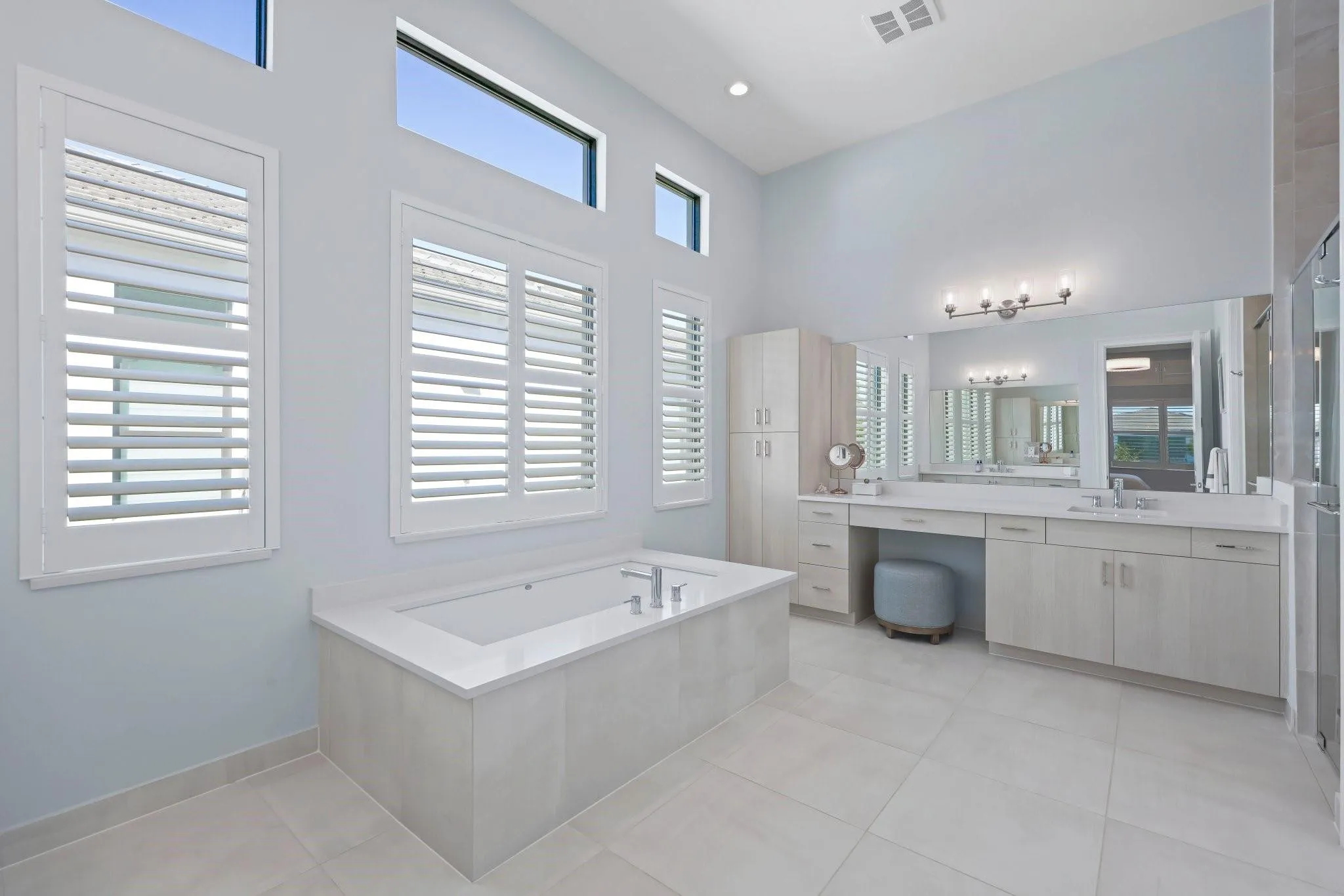 Upgraded undermount soaking tub