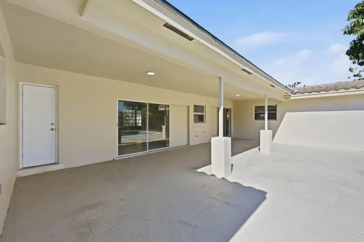 OUTDOOR LIVING AREA