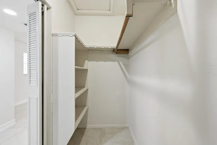 30_walk-in closet