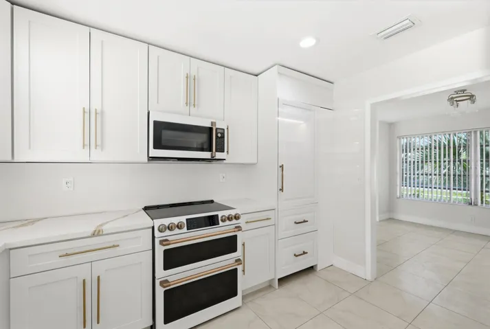 KITCH OPEN TO LIVING