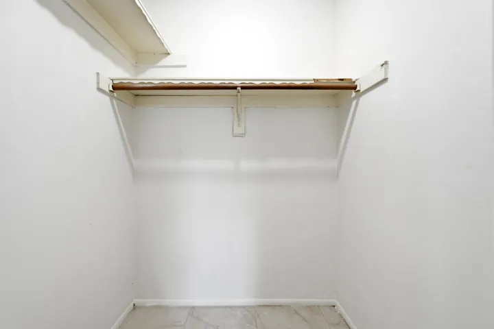 42_walk-in closet