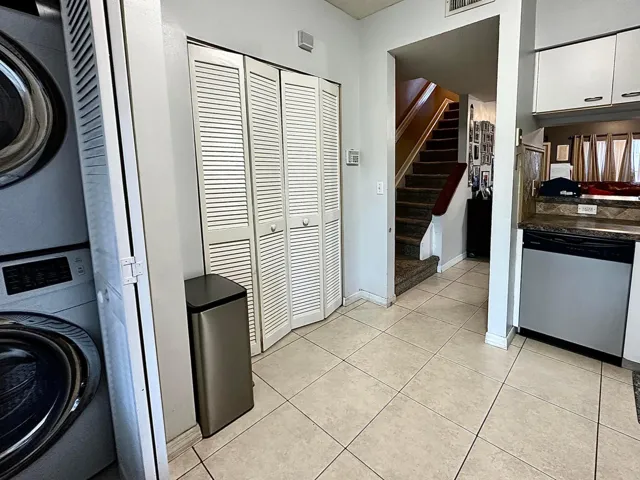 Kitchen/laundry closet