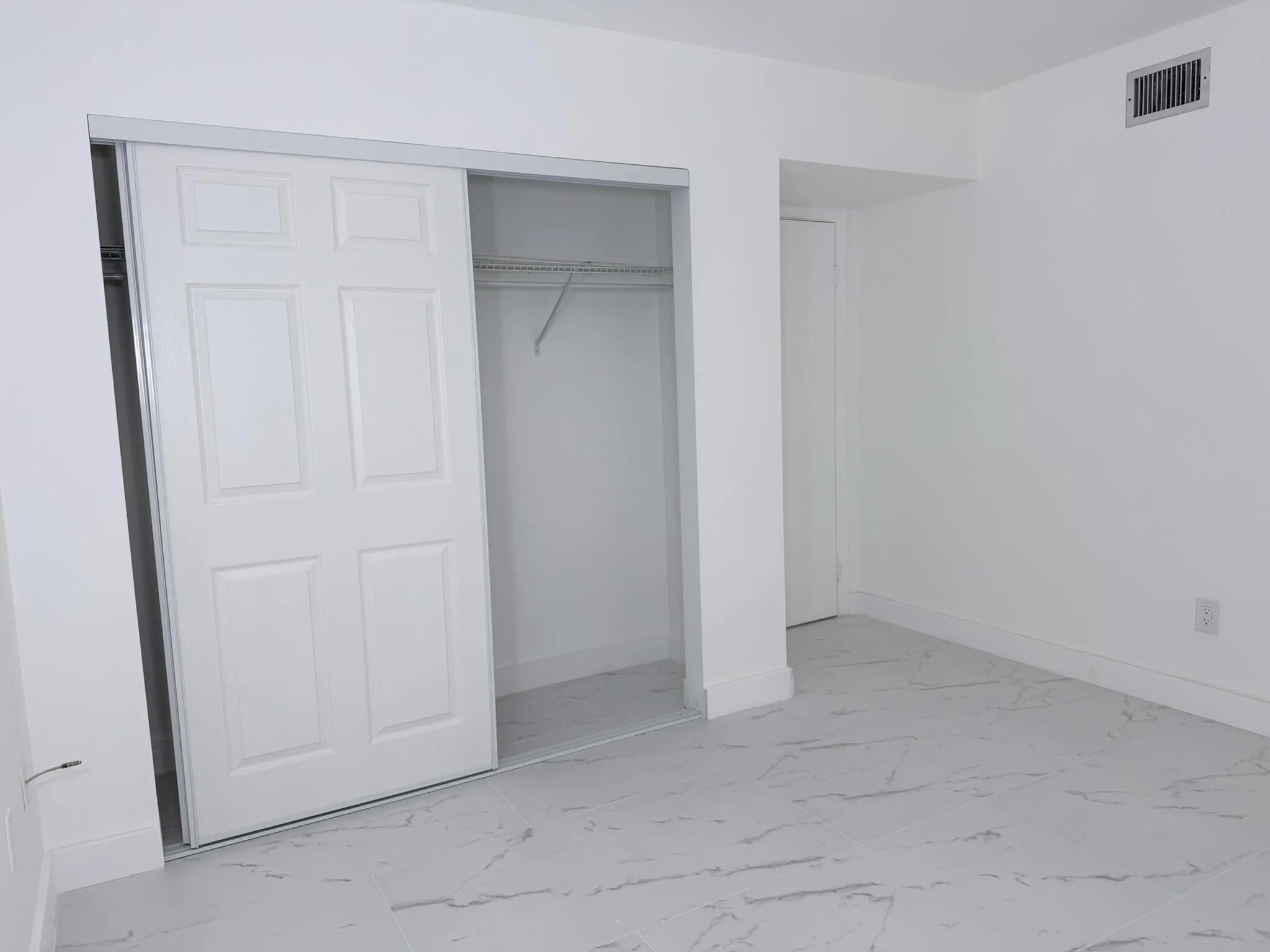2nd bed closet and door
