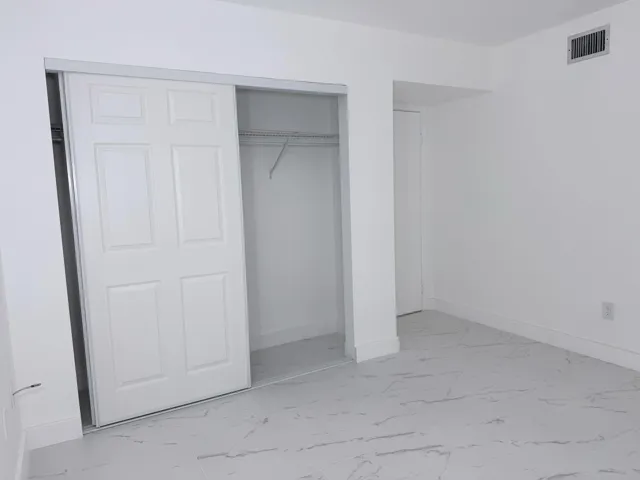 2nd bed closet and door