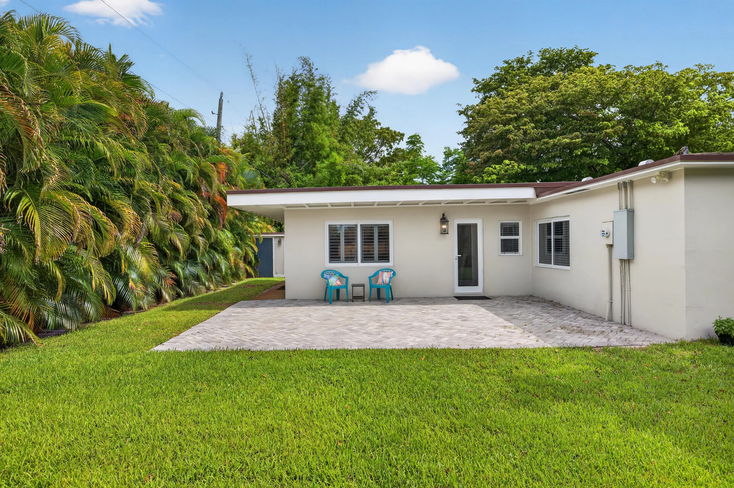 Side/Backyard with large paver patio