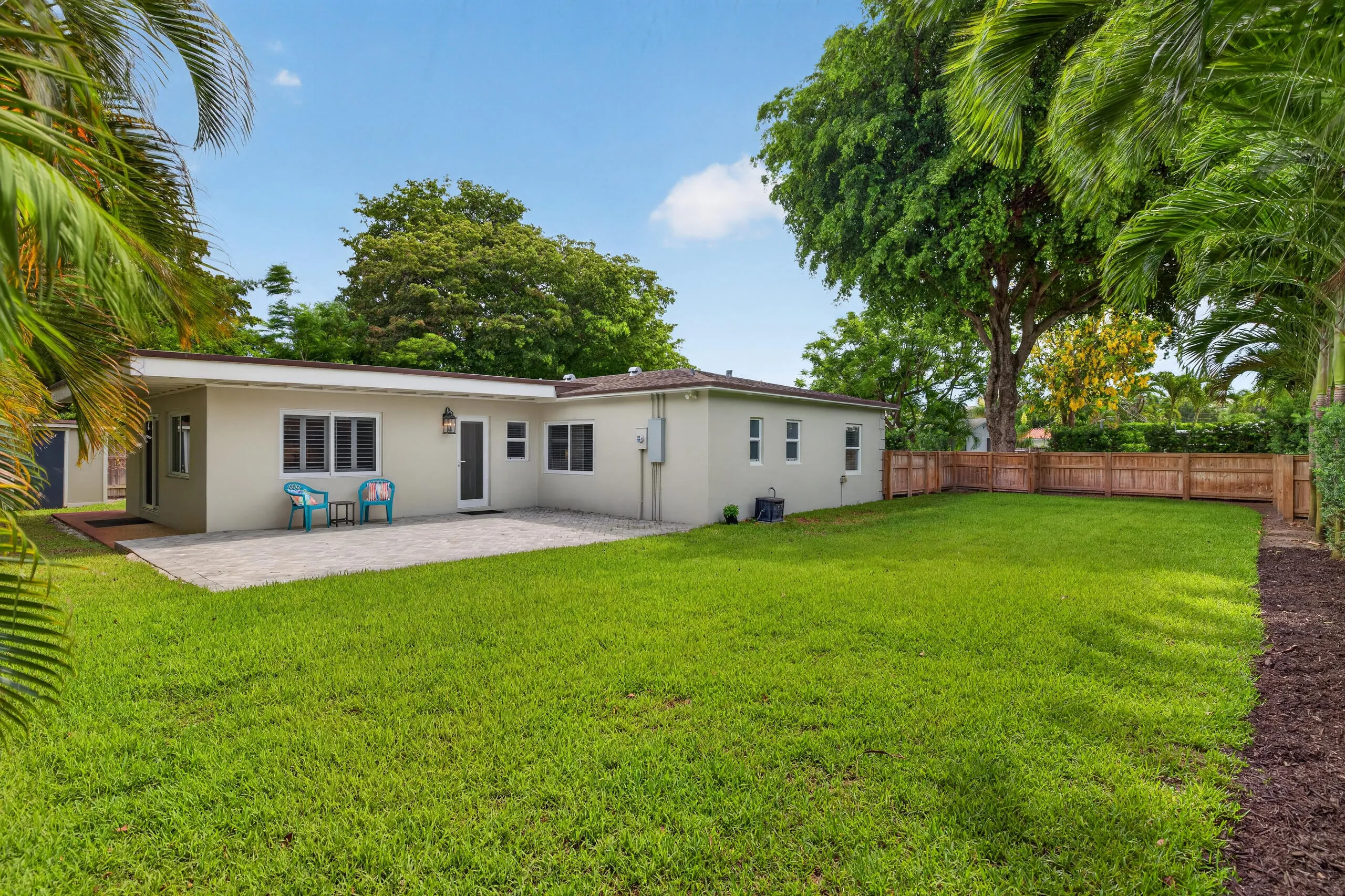 Side/Backyard with large paver patio