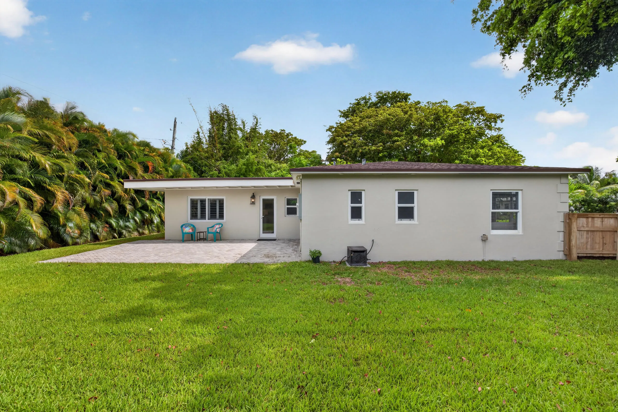 Side/Backyard with large paver patio