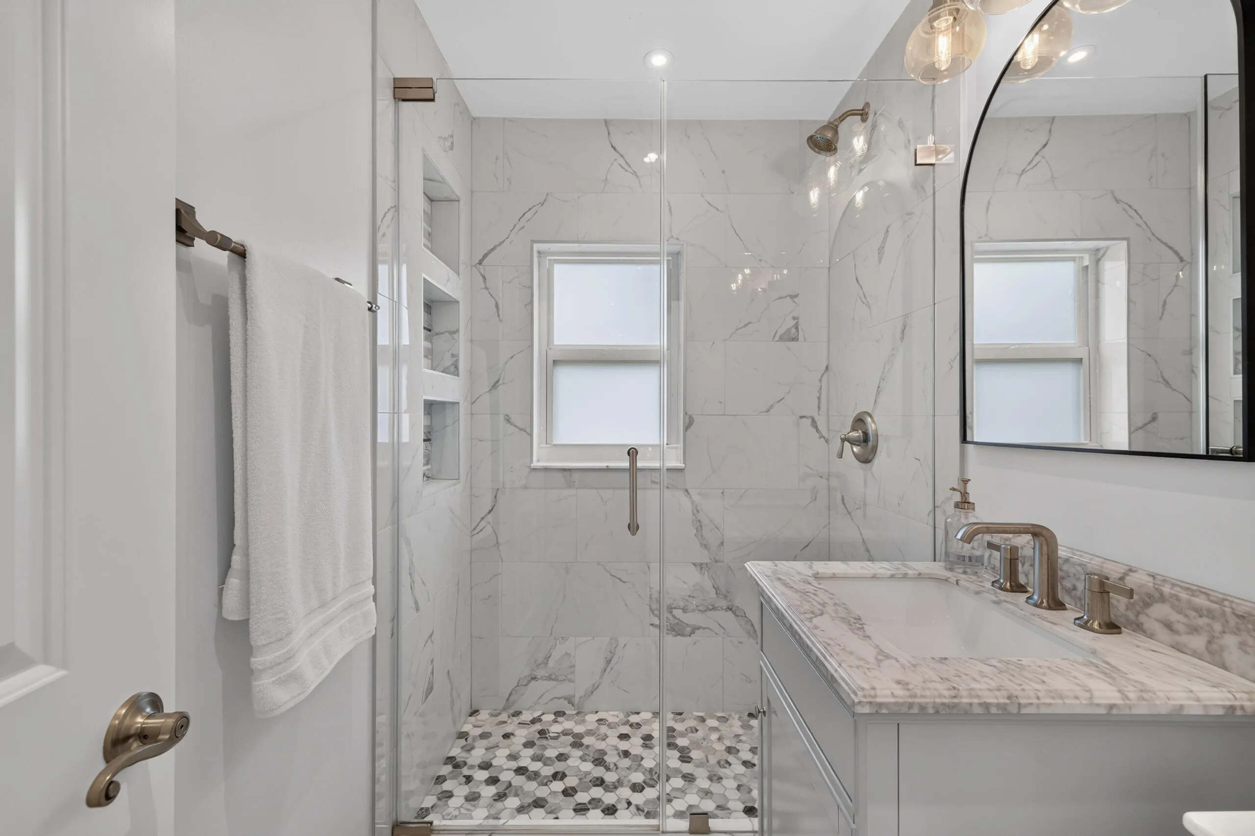 Hallway bathroom that could be connected to a bedroom to make a second primary bedroom.