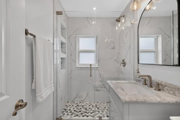 Hallway bathroom that could be connected to a bedroom to make a second primary bedroom.