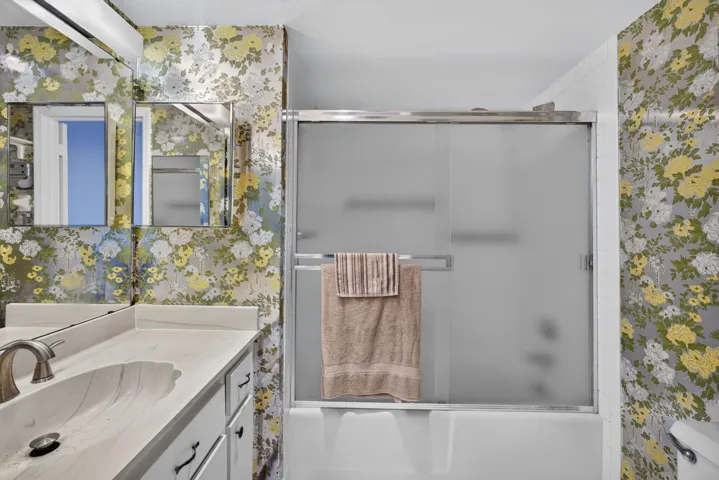 En suite guest bath