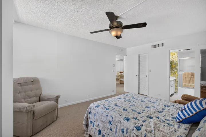 Features walk-in closet and en suite bathroom