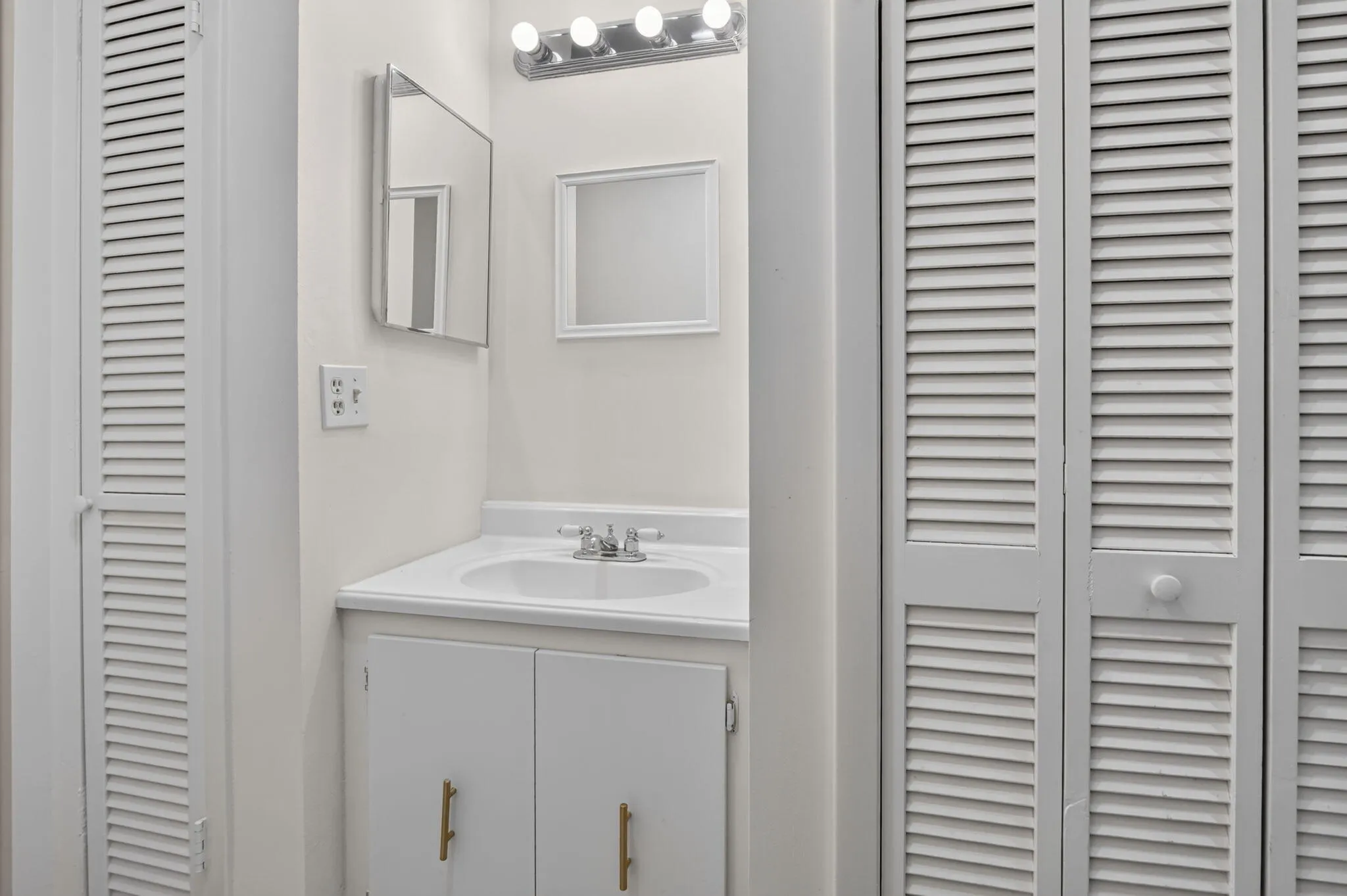1/2 Bathroom