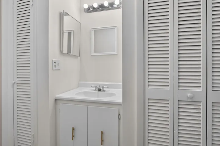 1/2 Bathroom