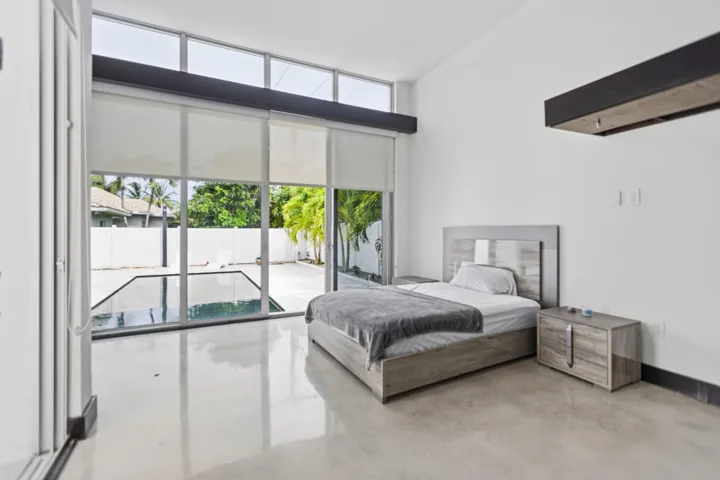 284 NE 7th Street-0759