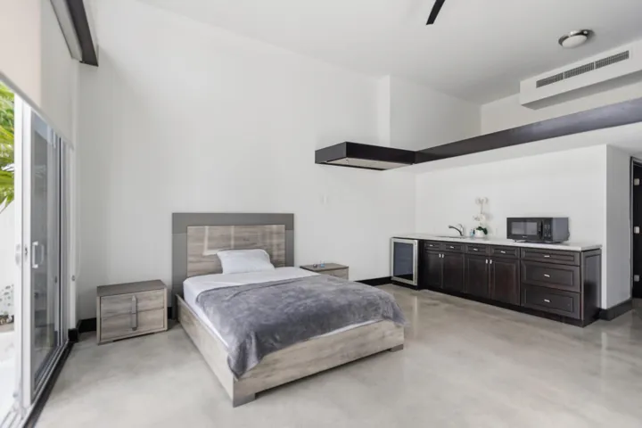 284 NE 7th Street-0752