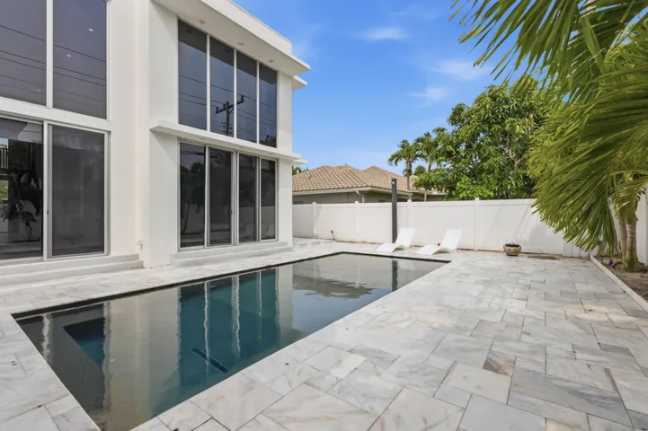 284 NE 7th Street-0738