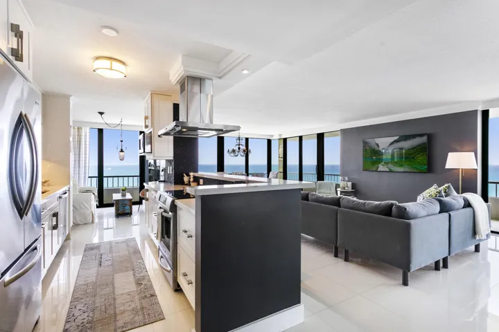 Kitchen-Living room open floor plan