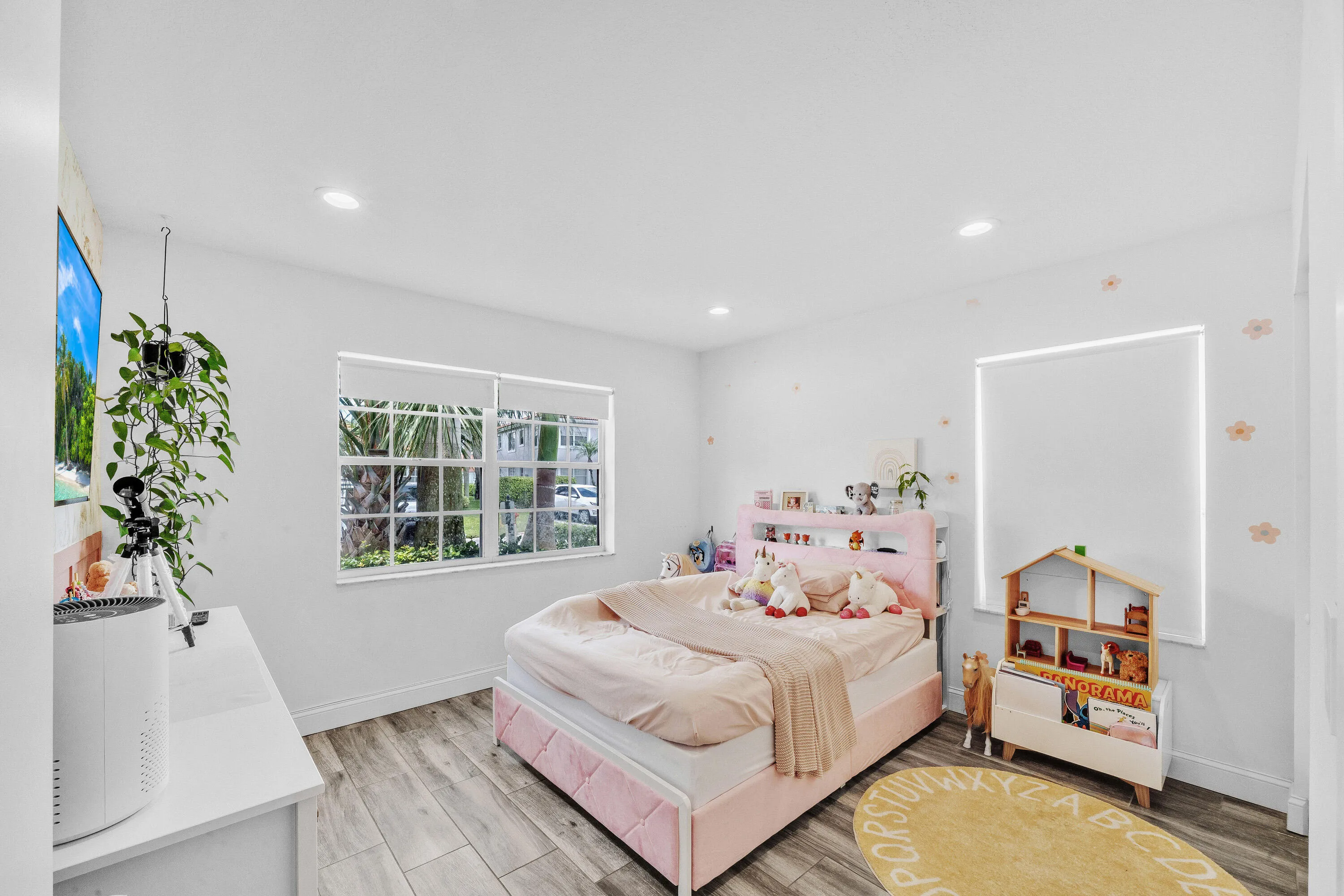 Spacious Bedroom with 2 Large Windows