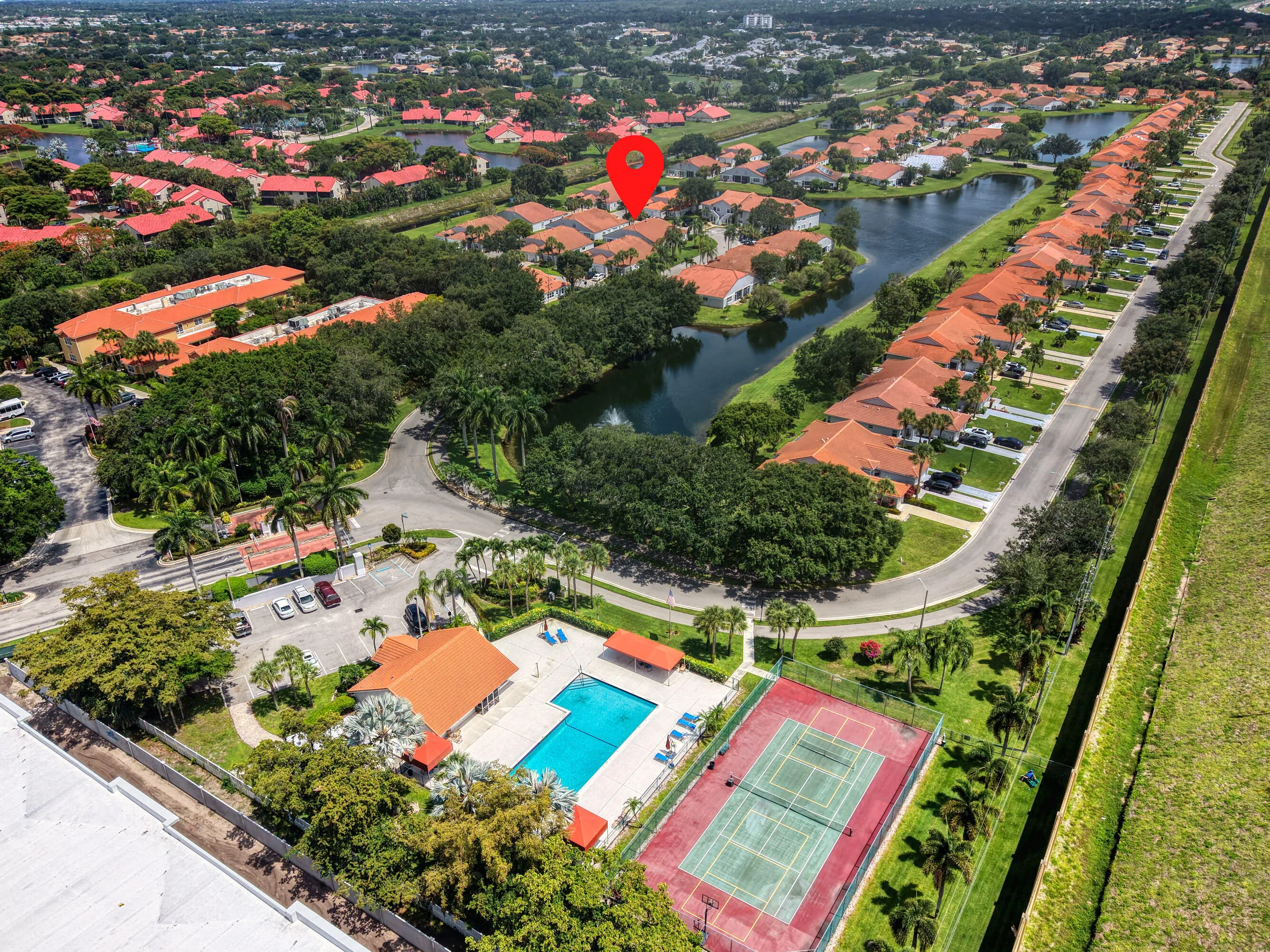 Amenities and Surrounding Lakes
