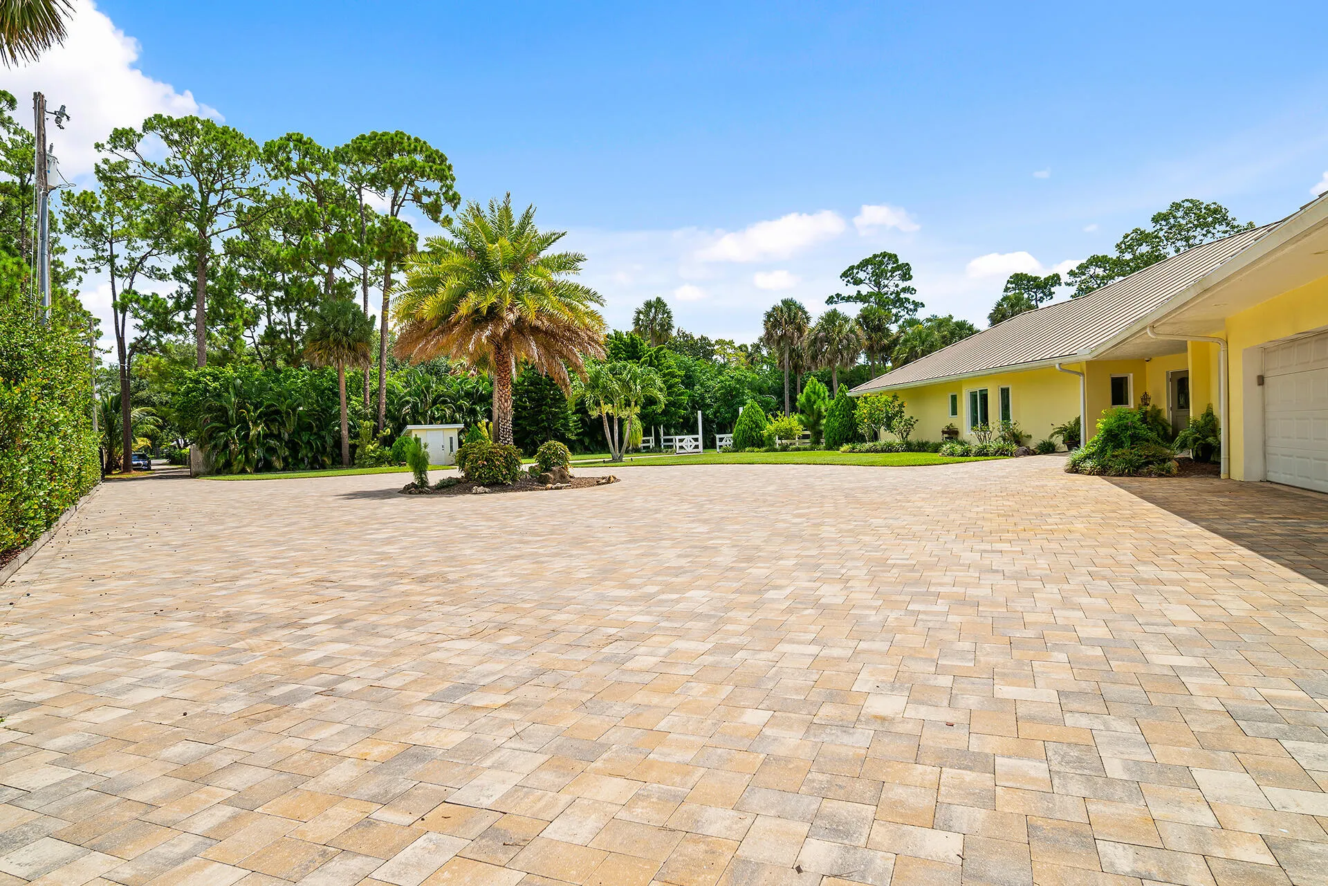 8,000 sqft DecorativeDriveway