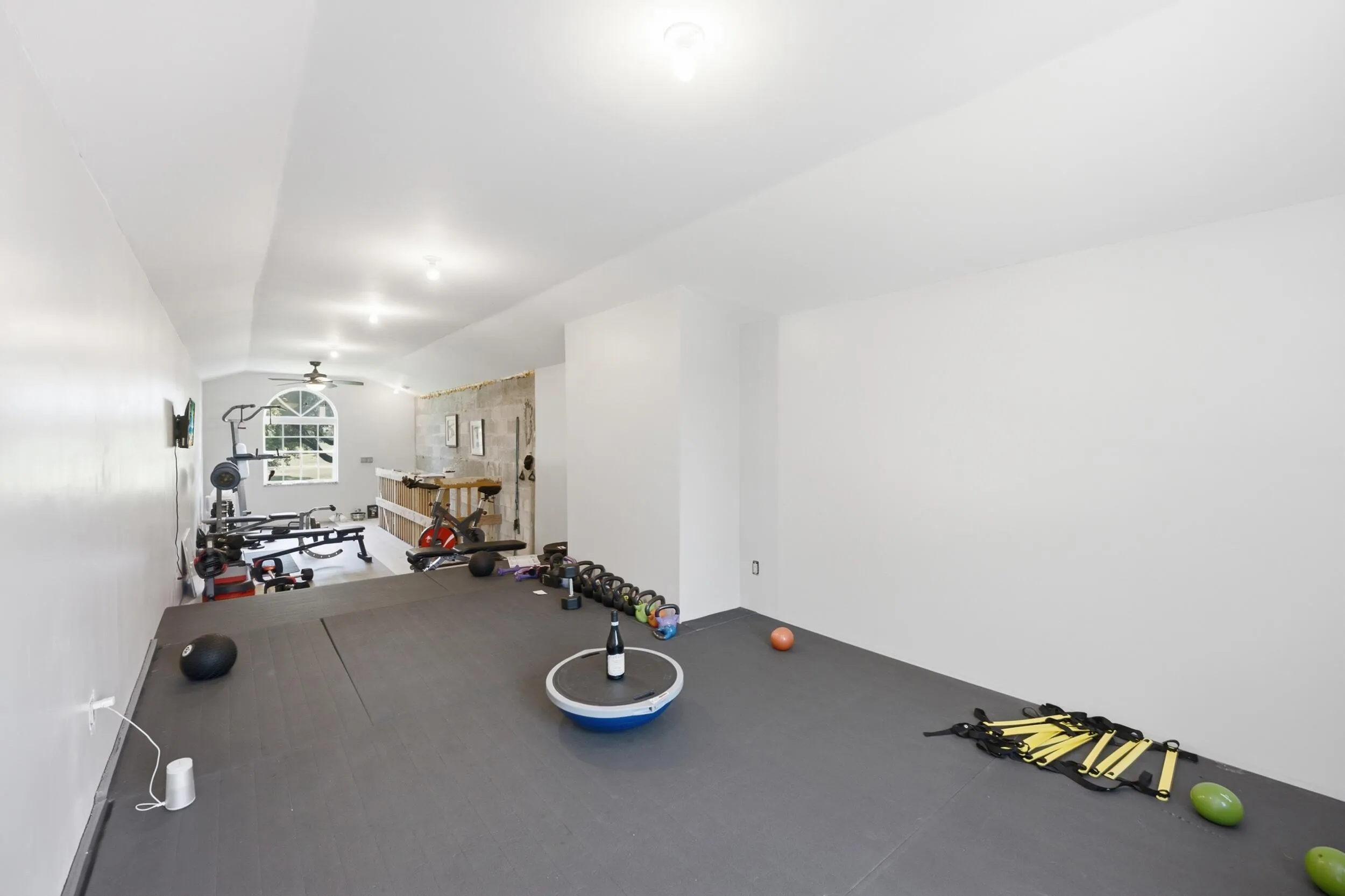 ~500 sqft 2nd floor loft used as gym could be office, gym, or any other uses