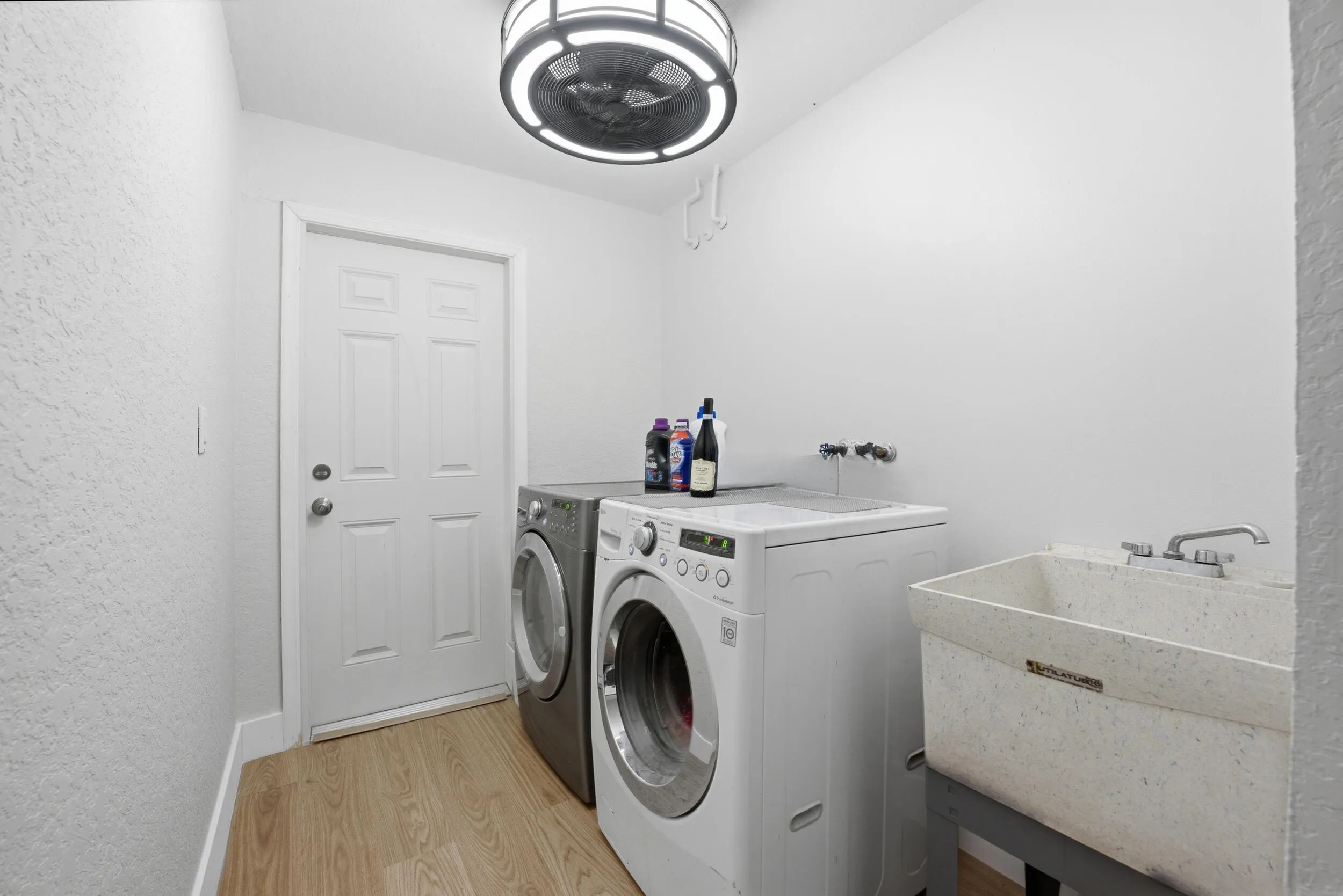 Laundry Room with utility sink