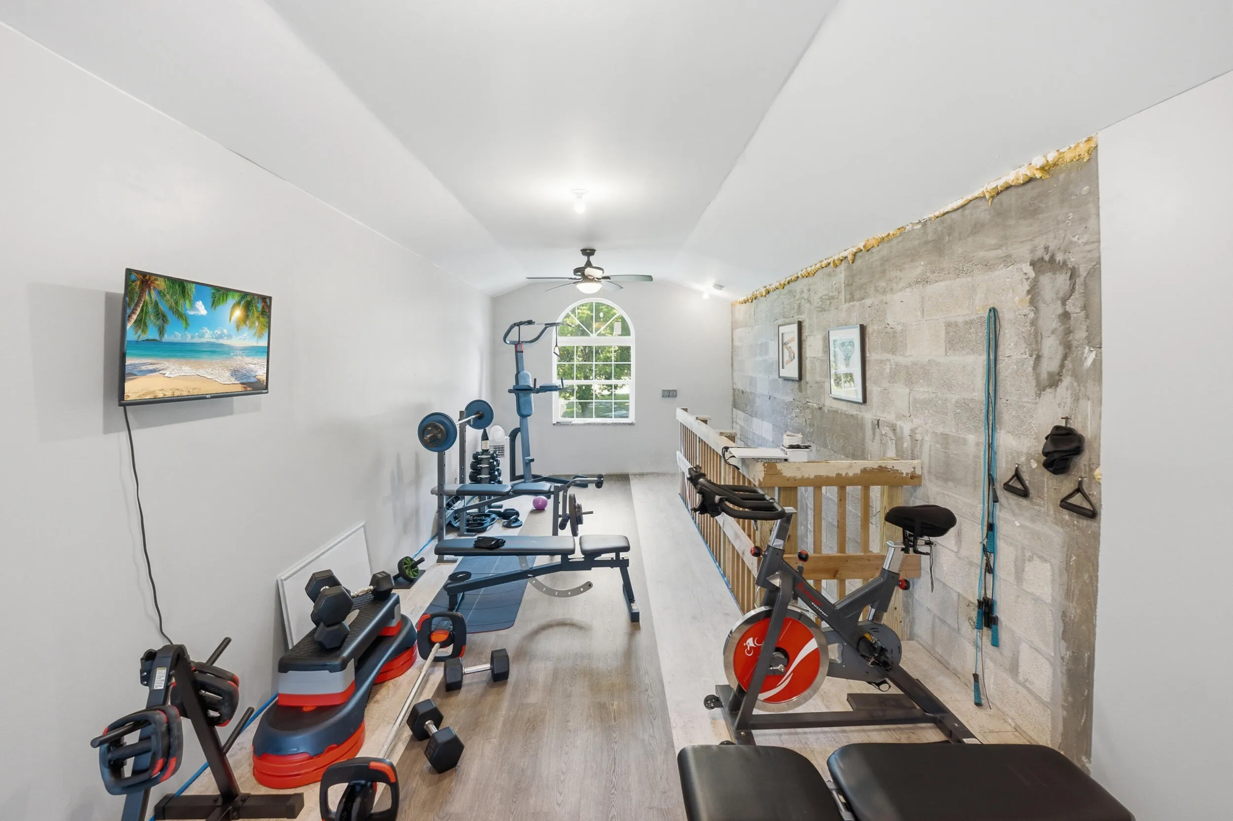 ~500 sqft 2nd floor loft used as gym could be office, gym, or any other uses