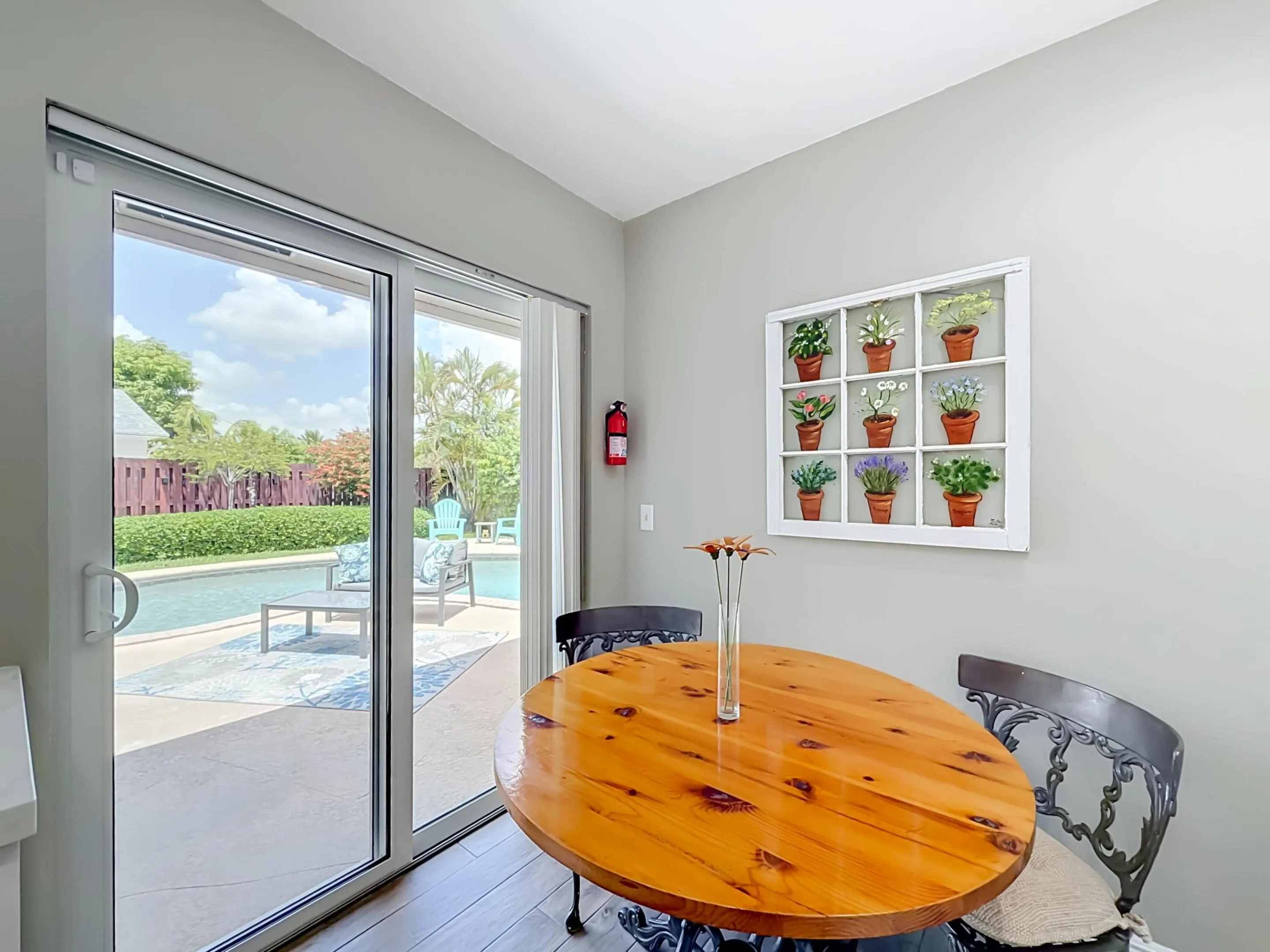 Breakfast nook with sliders to pool