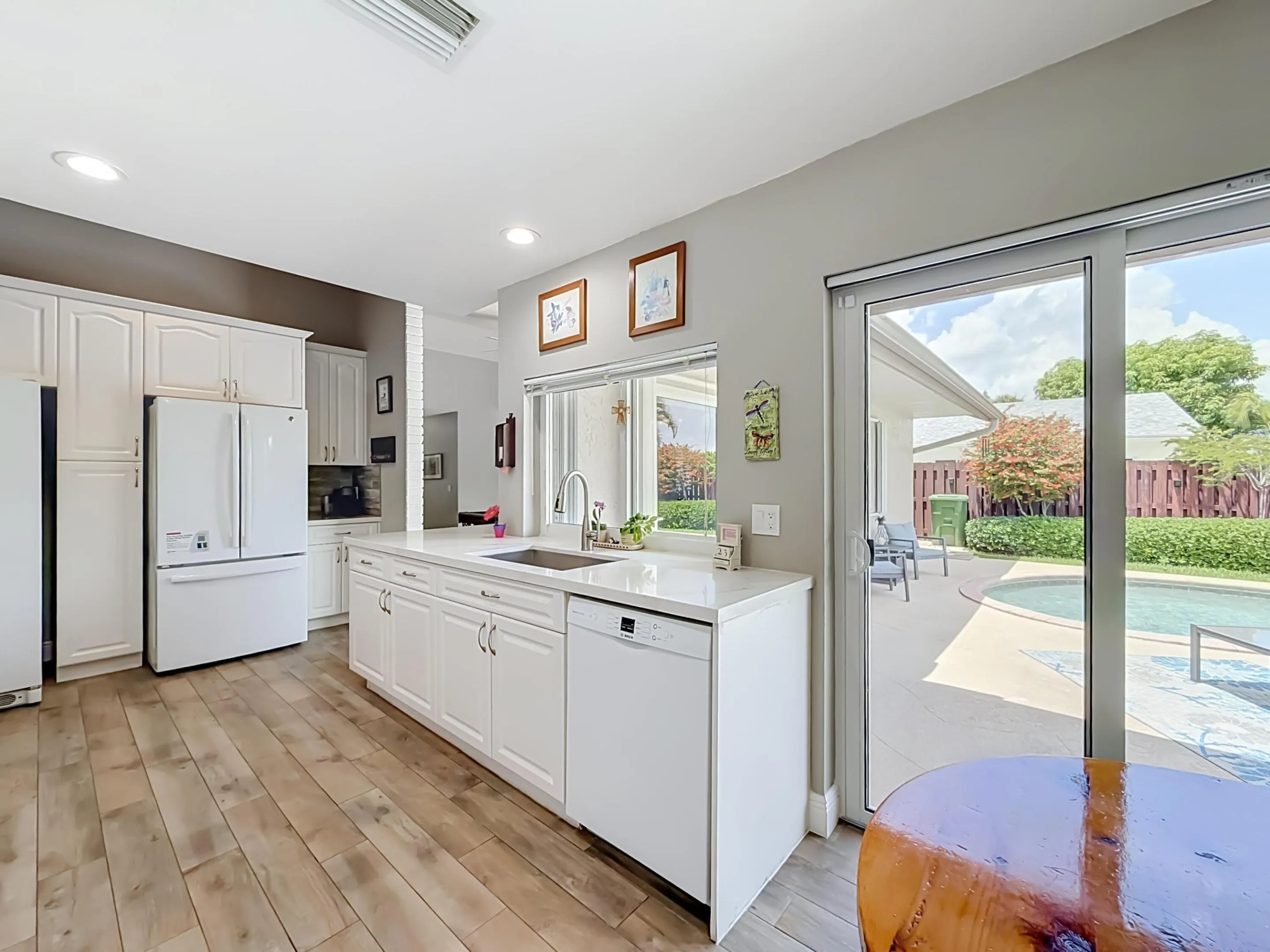 Breakfast nook with sliders to pool
