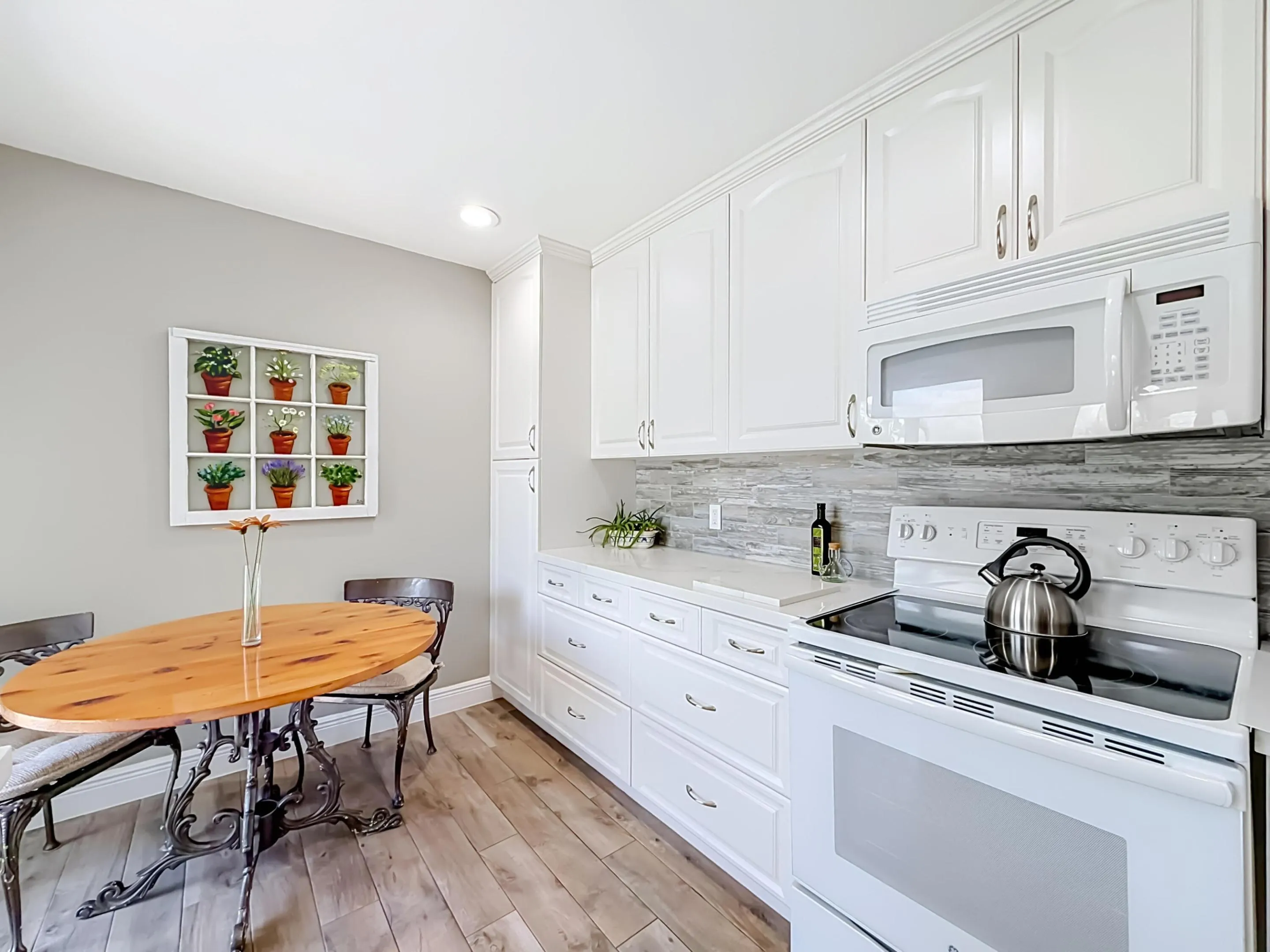 Eat in or breakfast nook, with pantry