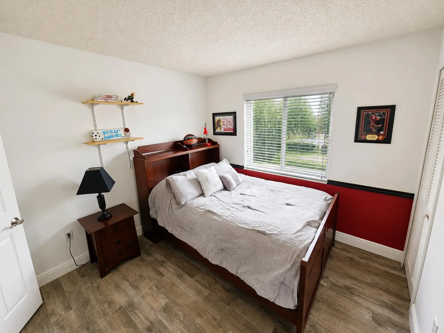 3rd bedroom, view of side yard