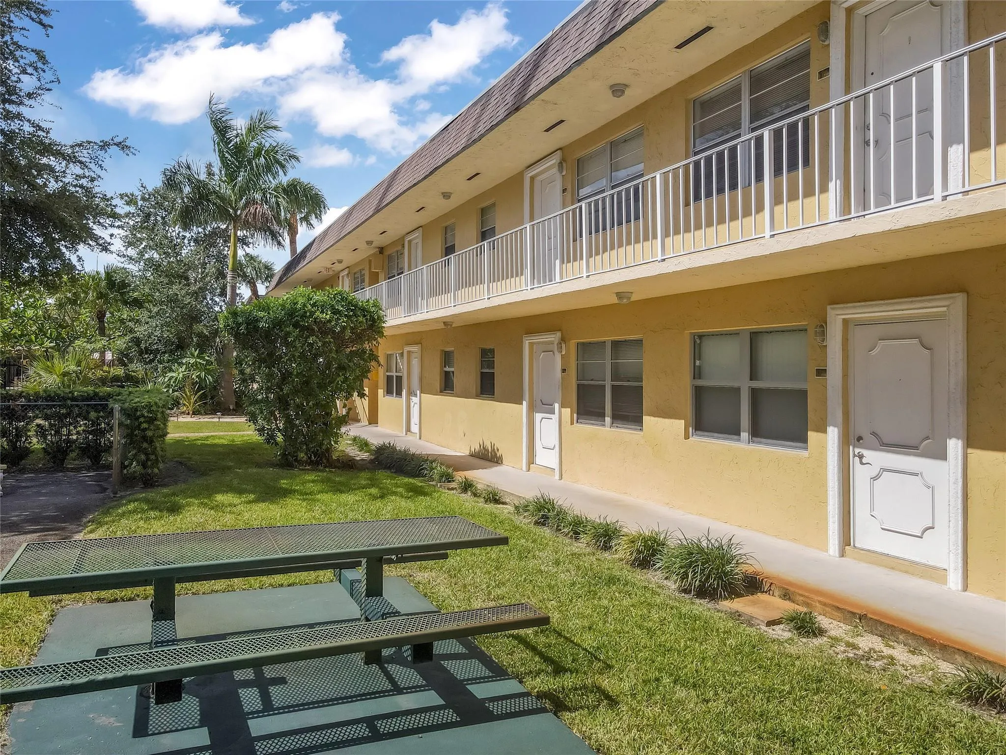 Community - Fantastic 1st floor unit with sitting area in the garden and BBQ Grills.