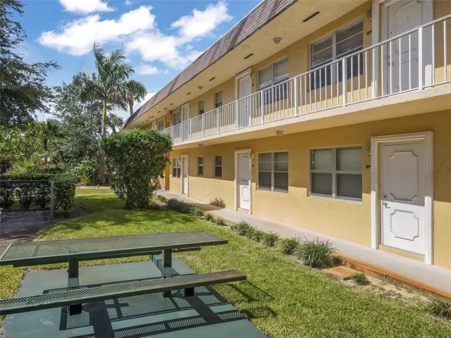 Community - Fantastic 1st floor unit with sitting area in the garden and BBQ Grills.