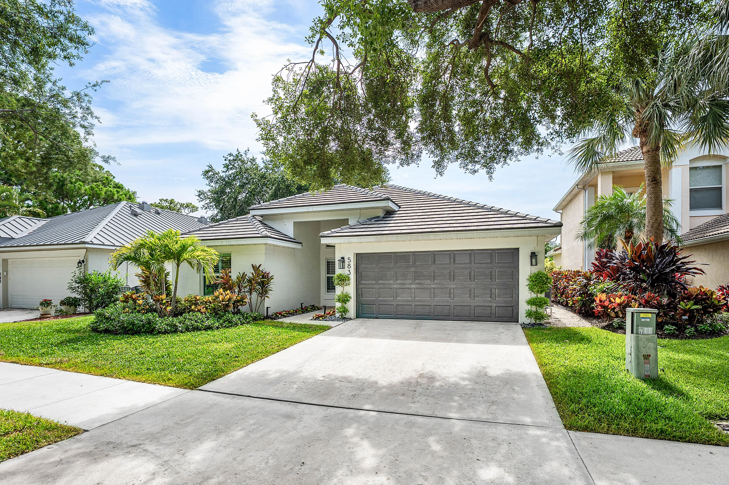 Welcome to 583 Canoe Point in Delray Lakes!
