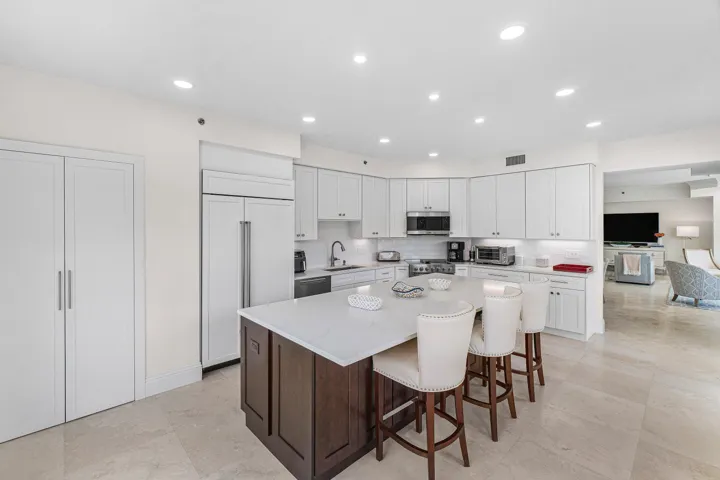 THE KITCHEN FEATURES A BREAKFAST BAR, LARGE PANTRY, VIKING, SUB-ZERO & MEILE APPLIANCES